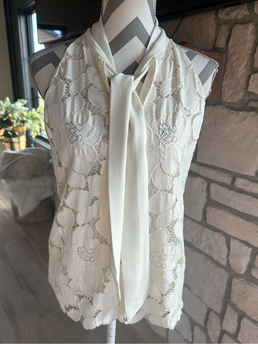 Drew Brent Ivovy Lace  sleeveless ivory floral lace blouse Size Small - Picture 3 of 7
